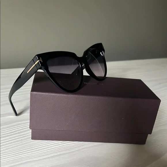 Tom Ford Sunglasses **FREE w/ orders over $700** - Picture 13 of 17